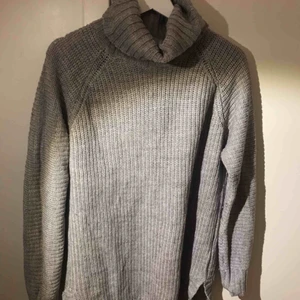  - Grå stickad tröja med slits❤️ Jätte bra skick och använd bara ett fåtal gånger. Frakt tillkommer!!