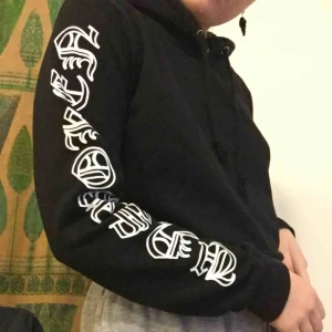  - Croppad hoodie från Bik Bok. Storlek S/M. Sparsamt använd. 