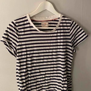  - Blå- och vitrandig tshirt från lindex.