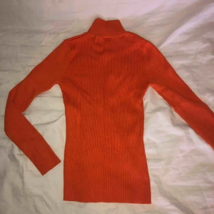 - Lys-orange polo, knappt använd! Väldigt stretchig så passar allt från XS till M. Frakt tillkommer om vi ej möts upp, möts endast i haninge ✨
