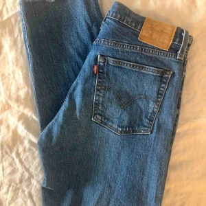  - Levis i storlek 28. Modellen Wedgie. Köpte dessa förra året, men knappt använda då de är lite för små 😔 Jättefina dock och i superskick! Köparen står för frakt 🌸