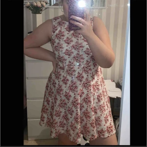  - Jättefin blommig klänning i fint skick. Är storlek XL men passar mer M/L. Frakt tillkommer på 44kr.