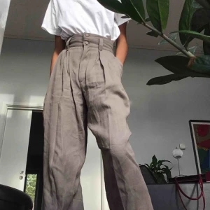  - Vintage ljus grå/beiga byxor. Inköpta  på 90-talet men skulle säga att de har lite 40- 50-tals känsla. Väldigt bra skick. Hellånga på mig som  är 173 cm men de  är även snygga att vika upp. Fraktar eller möts i Stockholm💖