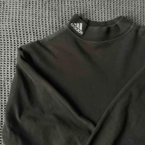  - Vintage Adidas tröja, långärmad ganska tjock med logga på kragen. Sprasamt använde men då den är second hand är den lite urtvättad, dock på ett snyggt sätt tycker jag. Ser ut som röda fläckar på bilden men är konstigt ljus bara.