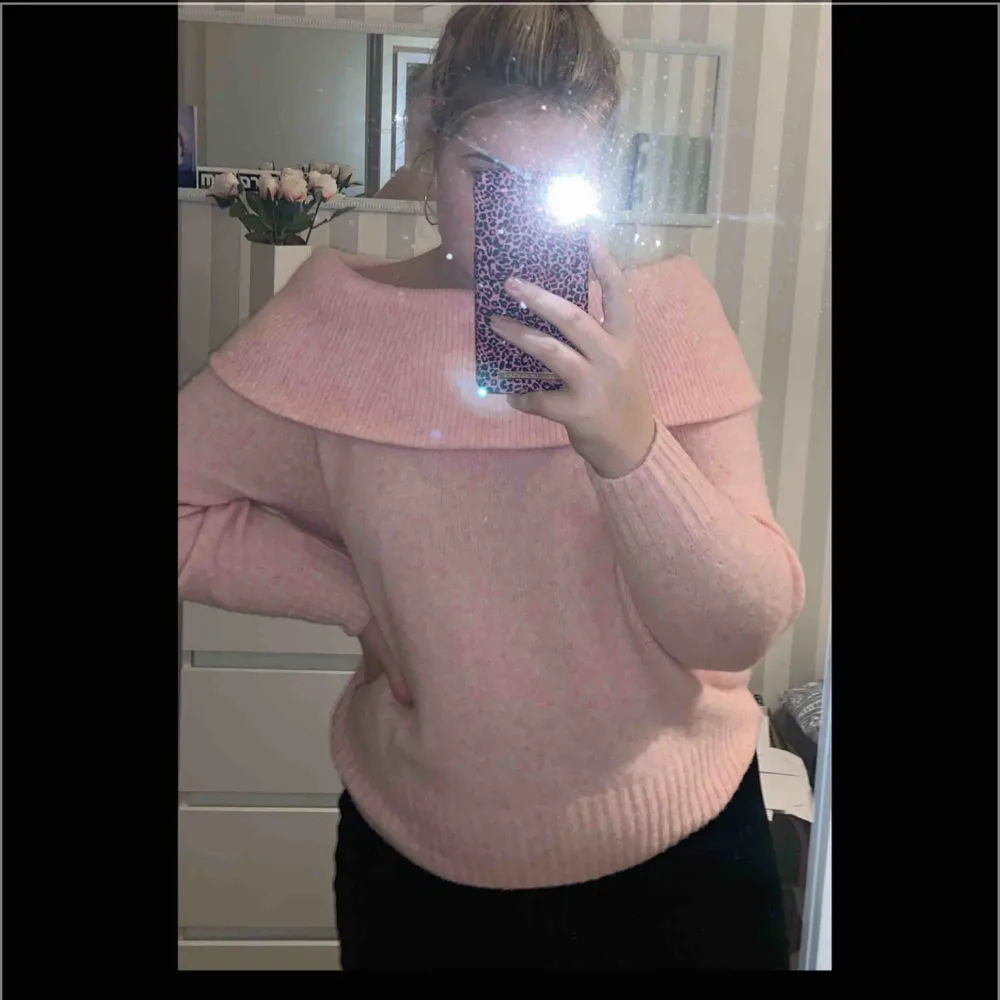Jättefin rosa off-shoulder tröja från H&M, i fint skick. Är storlek S men passar även M. Frakt tillkommer på 66kr. Tröjor & Koftor.