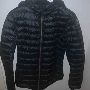  - Svart parajumper rosalyn jacka. Knappt använd vår/höst jacka. Köpt förra året i våras på NK. Passar också personer som brukar ha storlek S ✨