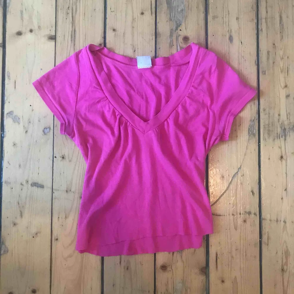 Snygg rosa tröja med kortärmat!. T-shirts.