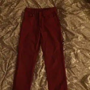 Röda högmidjade wide/straight leg jeans. Byxorna fick inte helt plats på bilden, dem är längre i verkligheten, skulle gissa på att de har en längd på 30/32.