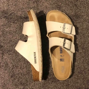  - Säljer mina vita birkenstock på grund av ingen användning. Storlek 38. Använts fåtal gånger förra sommaren men annrs så gott som nya 🌸