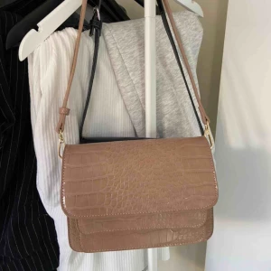  - Väska från Nakd  Använd fåtal gånger, jag har klippt av axelbandet men man kan fortfarande justera det som man vill.  Nypris 499kr