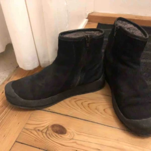  - Curlingkängor i storlek 36. Använda men i gott skick. Kan möta upp i Stockholm eller skicka. Köparen betalar frakt ☺️