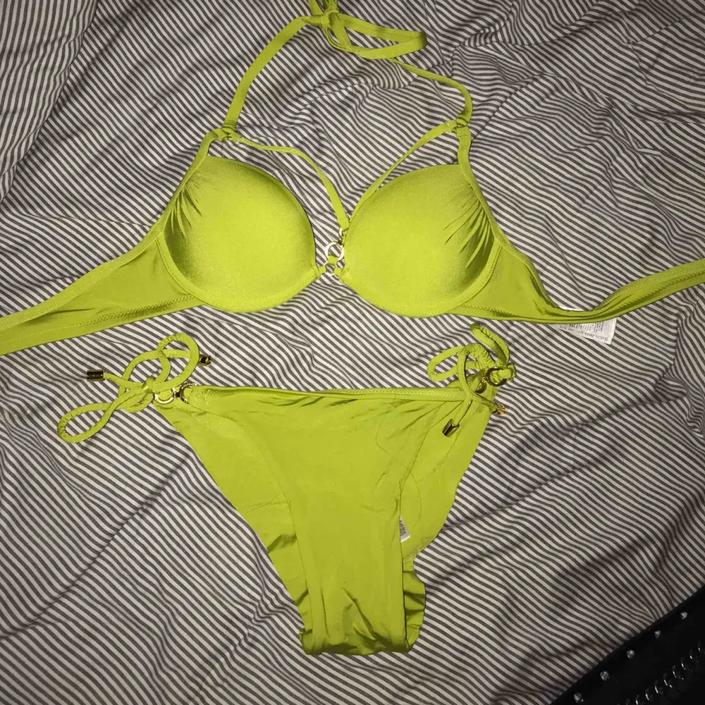 Vanlig push upp Oanvänd neon gröna bikini sett, har bara testat!! Överdelen är  75A och torsor xs!! Frakten ligger på 59kr . Övrigt.