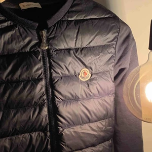  - As fin ÄKTA moncler väst med armar i marinblå.  Ny pris ca 3500, köpt på NK Stockholm. Har tyvär inget kvitta kvar men den har tagen i jackan som visar att den är äkta, som visas på bild. 💕😊
