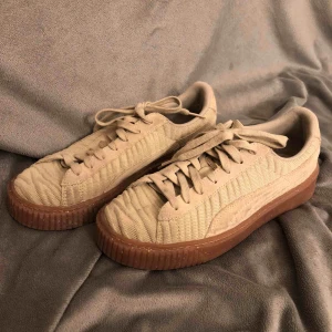  - Nästan helt oanvända pumaskor i en fin och beige färg med guldiga detaljer.  Frakt tillkommer 💕