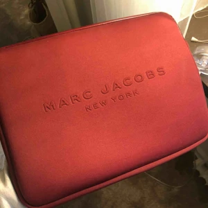  - Helt nytt datorfodral från Marc Jacobs, används ej längre, i nyskick! Färgen gör sig inte rättvis på bild. Det är en vinröd färg (syns lite på andra bilden) Köpare står för frakt 📦 