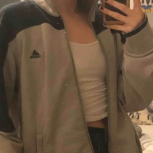  - en kofta från adidas