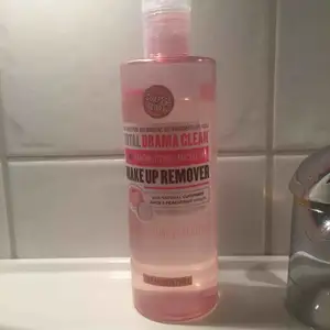 Rengörningstvätt från soap amd glory. Använd en gång.  Luktar gurka och peachfruit. Säljer pga att jag har för många smink borttagningar. 