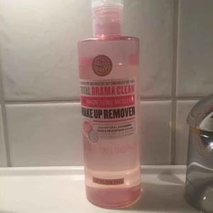  - Rengörningstvätt från soap amd glory. Använd en gång.  Luktar gurka och peachfruit. Säljer pga att jag har för många smink borttagningar. 