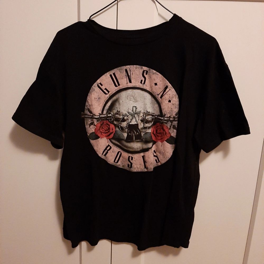 Asball svart guns and roses t-shirt som tyvärr inte kommer till användning. Om flera intresserade sker budgivning.. T-shirts.