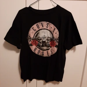  - Asball svart guns and roses t-shirt som tyvärr inte kommer till användning. Om flera intresserade sker budgivning.
