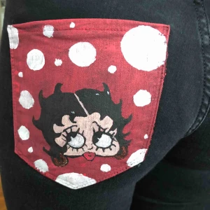  - Ett par svarta bootcut från Zara, har gjort egna hål på knäna. Tyvärr är dom lite för långa för mig och jag är 1,58. Har målat själv på ena bakfickan 🤩 Möts antingen upp eller så tillkommer frakt