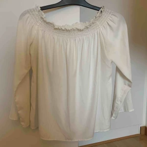  - Jättesöt blus, liten i storleken så passar en 38. Hör av dig om du vill ha fler bilder! 