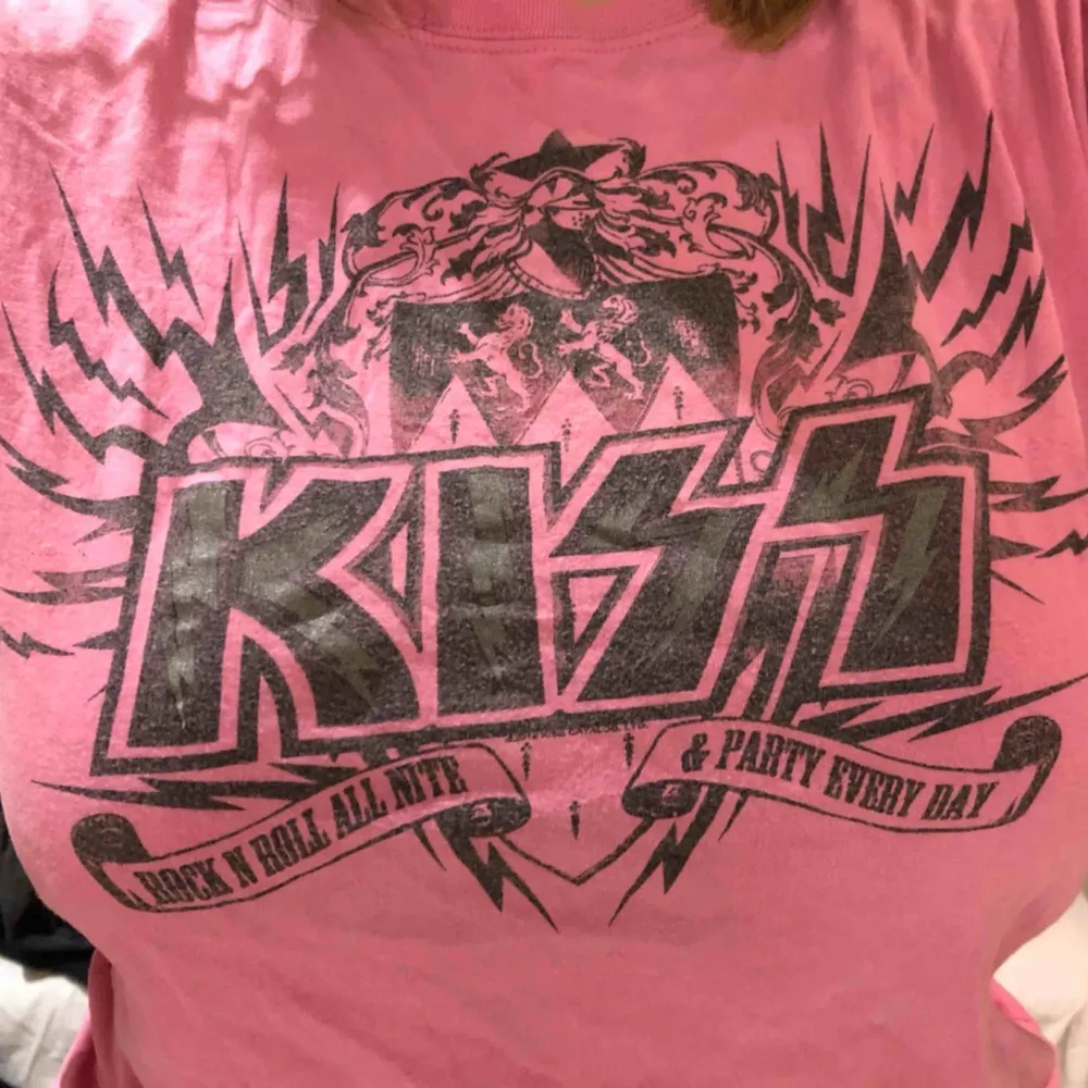 En rosa kizz tröja som är köpt från en av deras konserter. Bra skick och en fin t-shirt. T-shirts.