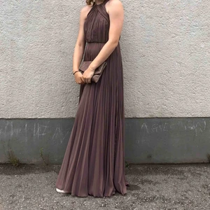  - Balklänning använd en gång i fint skick! Den är lång i modellen. Jag är 180 och den satt perfekt med sneakers. 