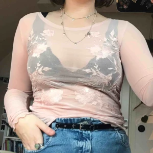  - Ljusrosa topp med broderade detaljer på framsidan. Knappt använd men har dock ett litet hål på armen, knappt synligt. Köp på Cubus i storlek XS.