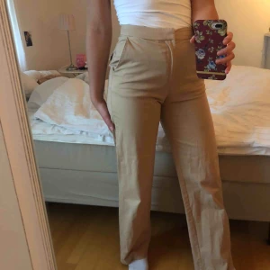  - Ett par riktigt bekväma byxor av bra kvalité! En beige färg med fickor både bak och fram. Stretchiga och skönt material. Högmidjade och utsvängda ben. Jag är 1.70 och brukar bära storlek 36. Frakt tillkommer och betalning sker via swish. ☺️