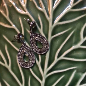  - Gröna örhängen, aldrig använda. 