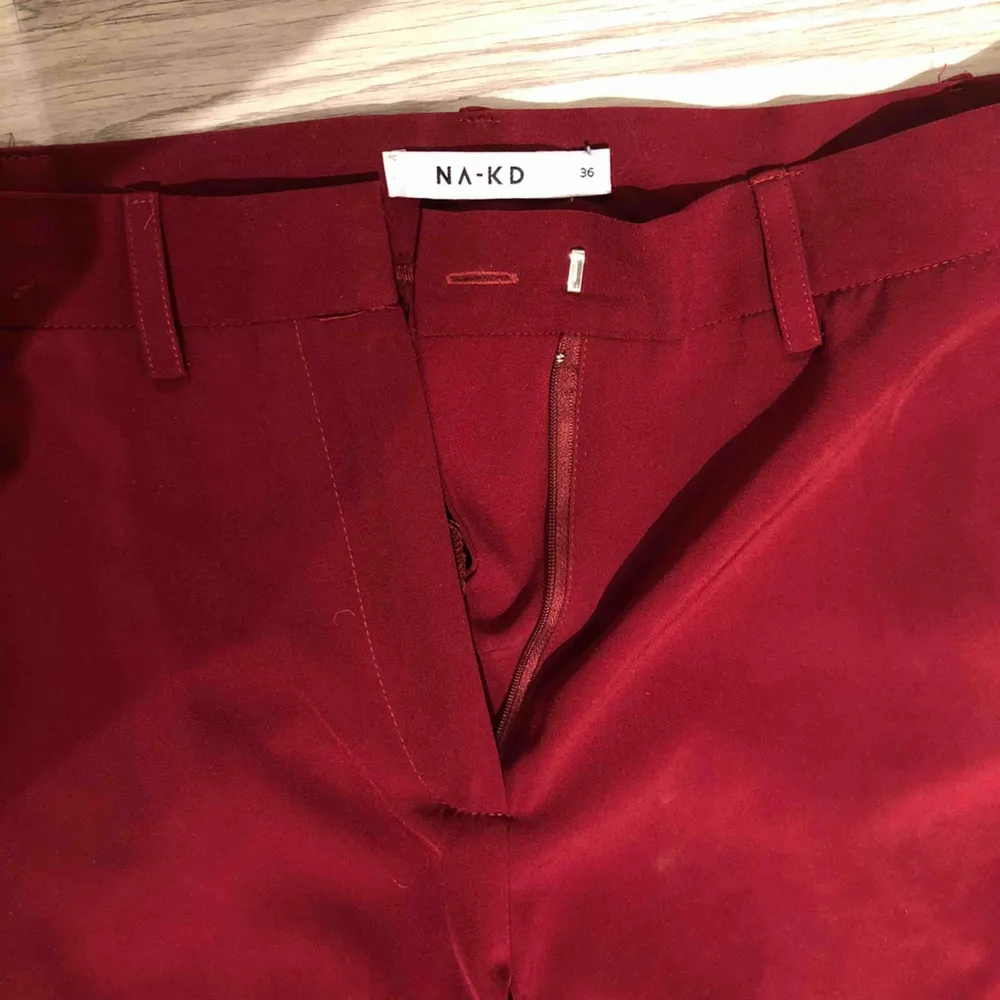 Svinsnygga vinröda kostymliknande byxor från NAKD, aldrig andvända så i nyskick!! Nypris 400kr, skriv för fler bilder💓. Jeans & Byxor.