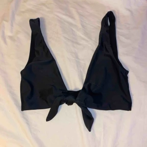  - En helt oanvänd bikini överdel från nelly.com, säljes för att den är för liten. Justerbar med hjälp av snören fram därför är de lite kortare än på bilden från nelly för har justerat den. Frakten inräknad i priset