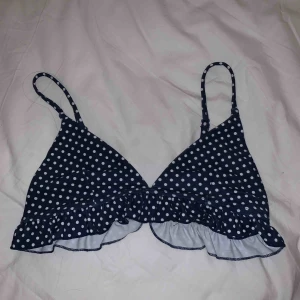 - Använd Max 1 gång då den blivit för liten. Supersöt bikini topp med volang nere!! Ingen vaddering men funkar ändå. Från na kd