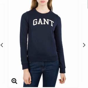 Gant college tröja i färgen marinblå/mörkblå tröjan är i bra skick. Köparen står för frakten annars möts jag upp i Norrköping 
