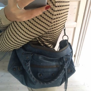  - Balenciaga väska. Nästan som ny, aldrig använd, köpt på vestiaire collective! Äkthetsbevis finns! Önskas fler bilder är det bara att säga till :))