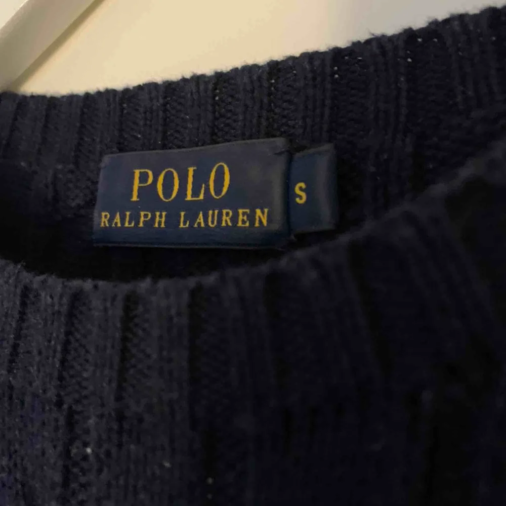En stickad Ralph Lauren tröja, storlek S, mycket bra skick!. Stickat.