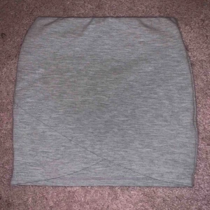  - Kjol som är ganska kort men passar folk som är ganska korta