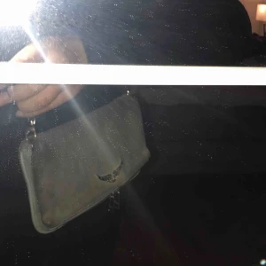  - Superfin väska från Zadig & Voltaire ⚡️🦋 köptes begagnad sommaren 2019, inte så använd av mig så fortfarande mycket fint skick! Lång och kort kedja, påse och dustbag följer med 🥰💕 (OBS inte fläckig, bilden blev så)
