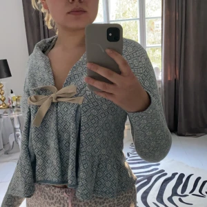 Odd Molly kofta - Jättefin odd Molly kofta med blått mönster! Storlek 1 i odd mollys storlekar, sitter som 36