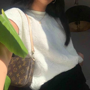  - Snygg stickad väst i krämvit färg!🤍 Köpt second hand aldrig använd. Säljer för 100kr + frakt 🤍💕🦋🦋