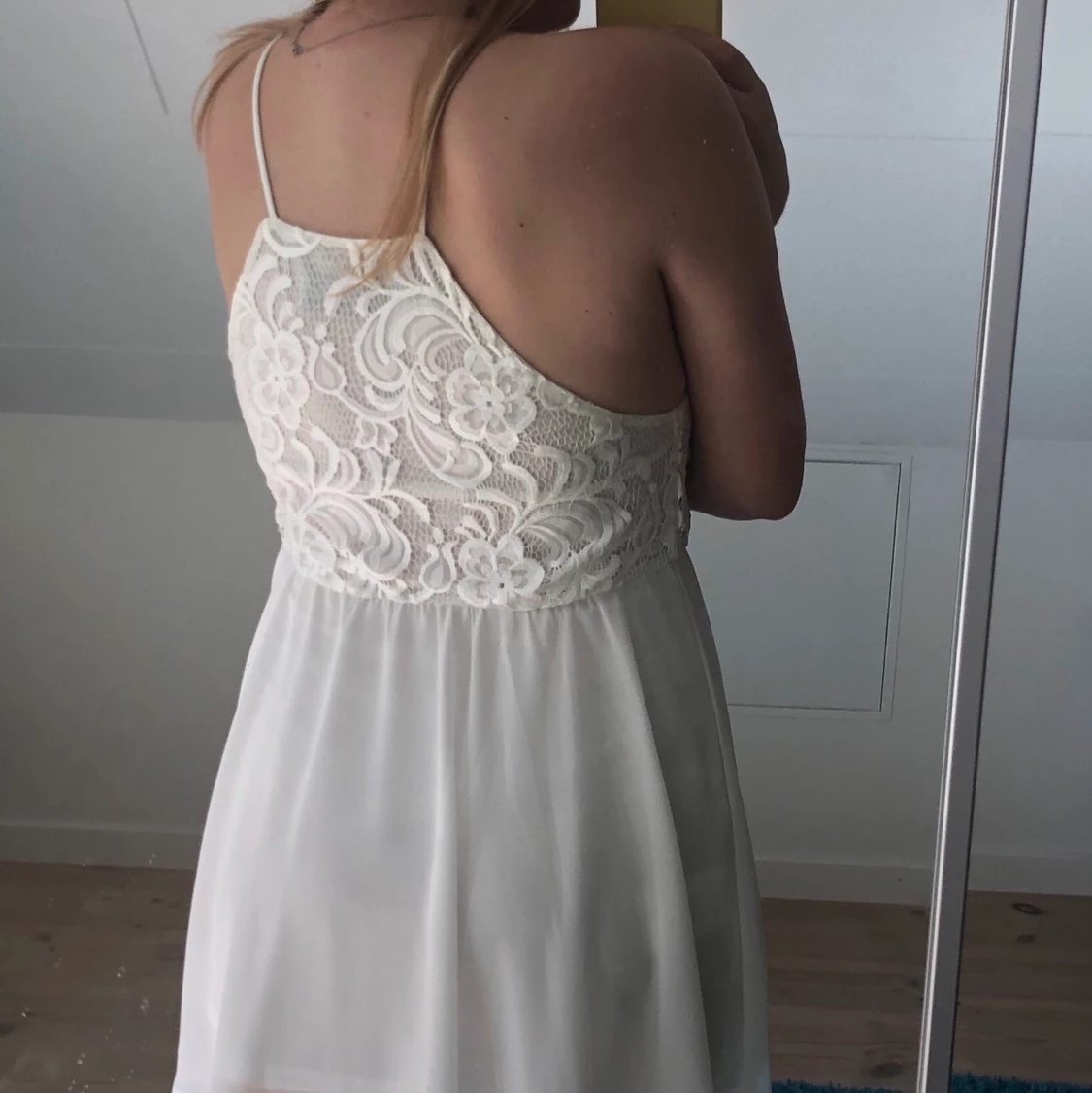 Klänning med spets  - 91