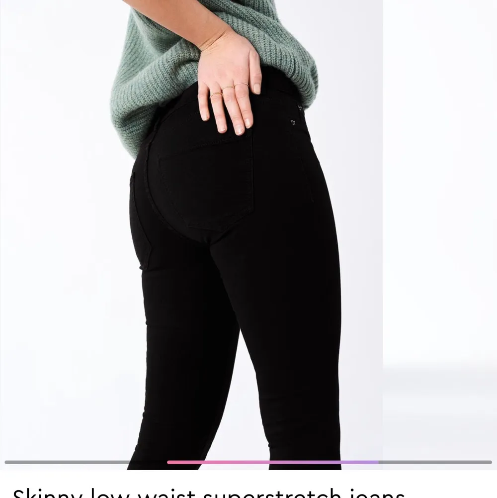 ”Skinny low waist superstretch jeans” Nypris: 299 SEK 💕 helt vanliga ginatricot jeans i modell EMMA. Väldigt sparsamt använda och inga tecken på att dem e använda! Frakt 66kr. Jeans & Byxor.