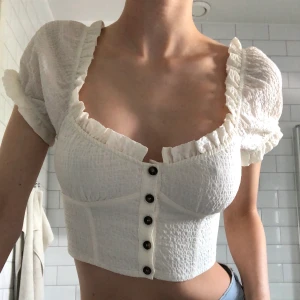 Milkmaid top HM - Så söt men blir tyvärr aldrig använd🥺 (är 178cm för längd referens ☺️) köpare står för frakt och betalning via swish 💘💘 (bud 200kr)