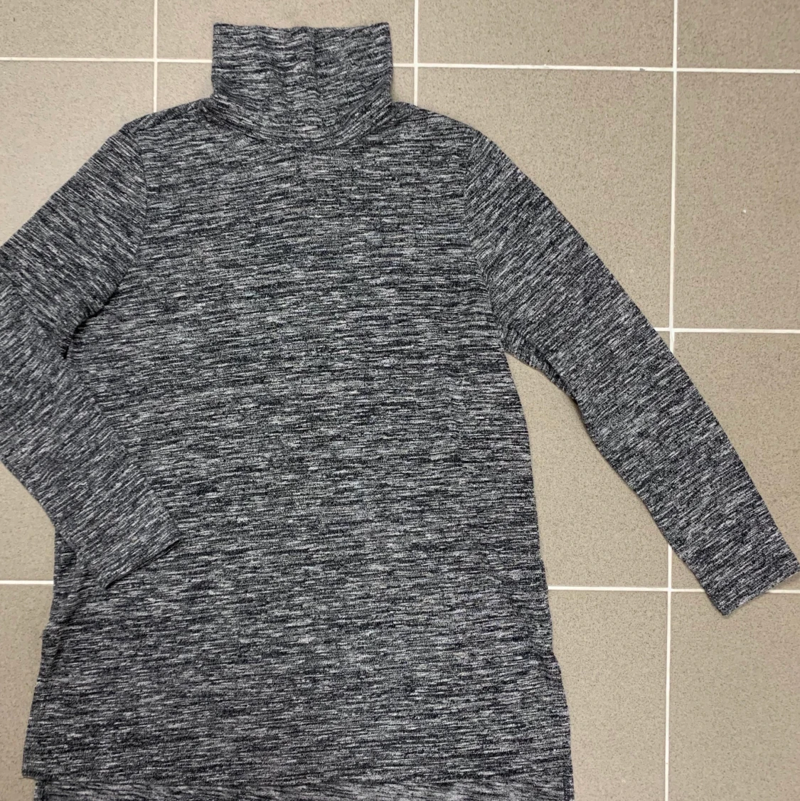 Grå vit snygg längre tröja med krage