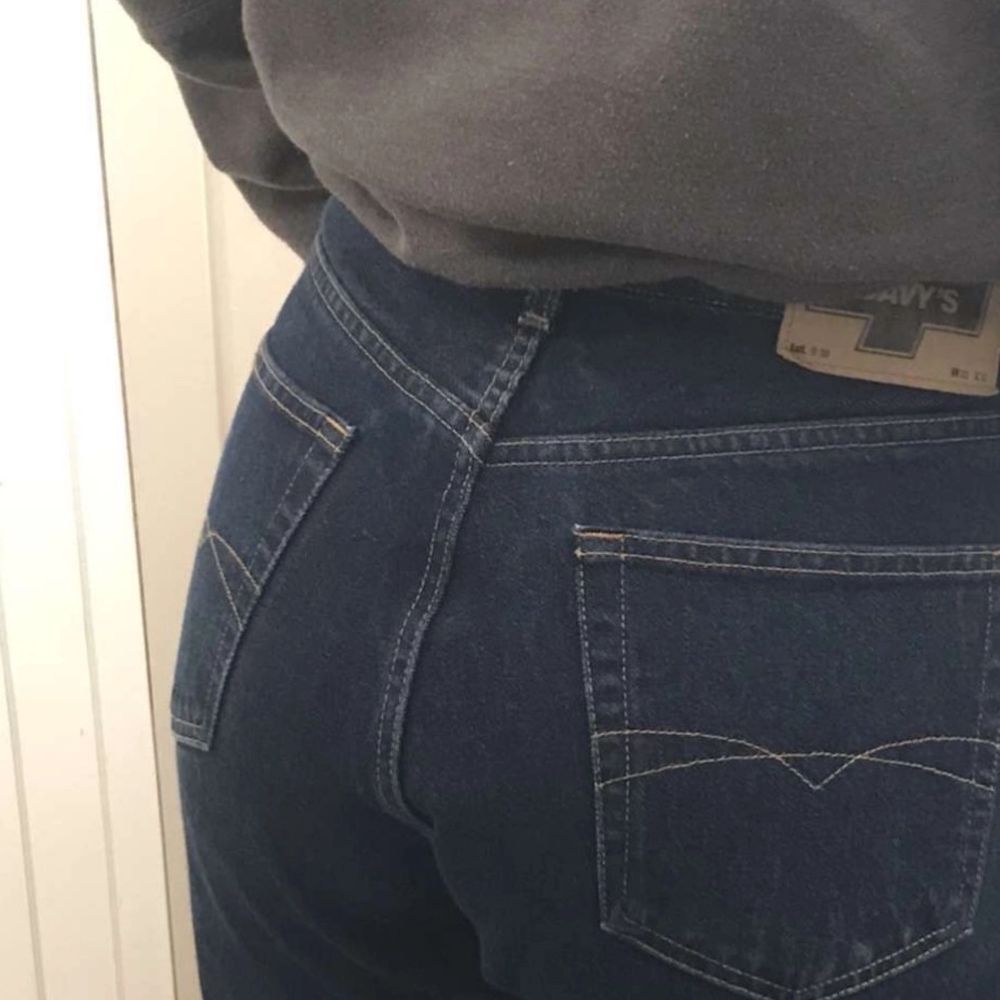 Mörkblåa davys jeans andvänt lite. Ingen andvändning för dom för dom ha blivit lite för stora för mig. Passar bättre på nån annan😊 nypris : 400 tror jag de va. Jeans & Byxor.