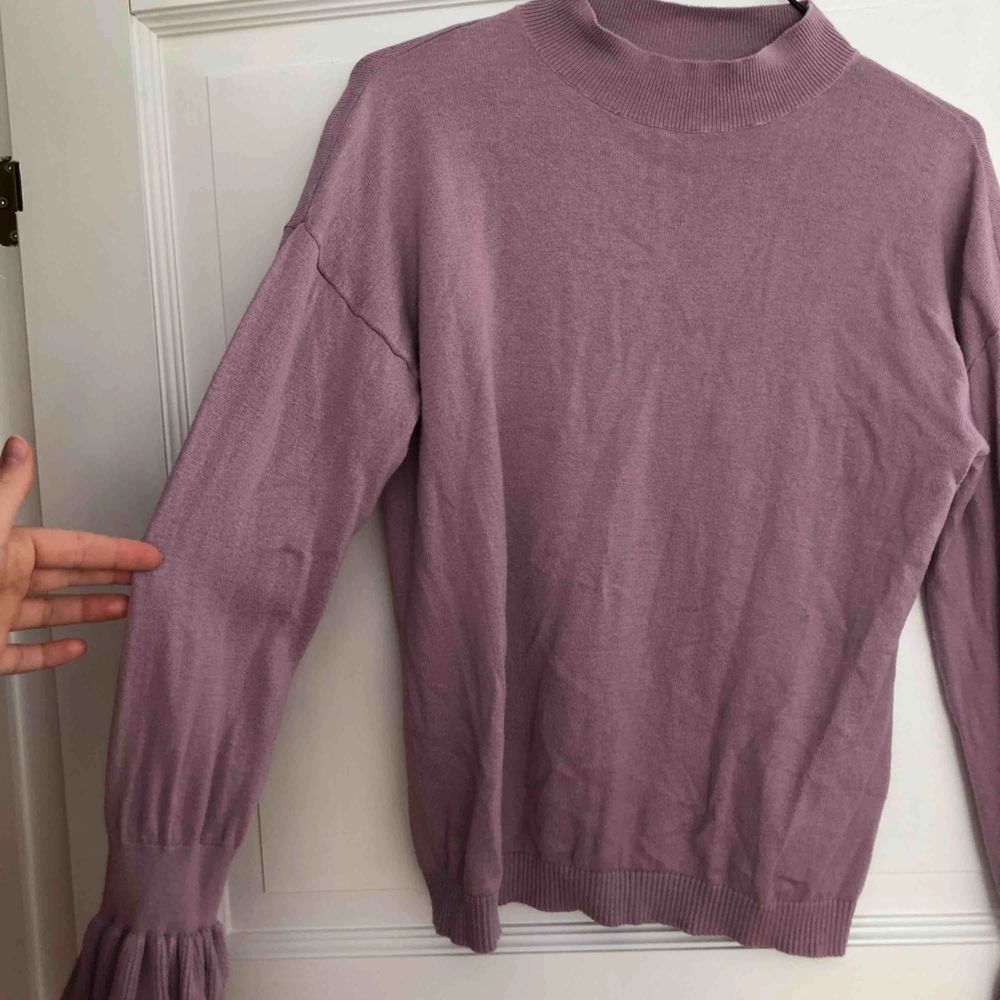 Så fin tröja i pastell✨  Köparen står för frakten 🌍 Vill bli av med allt så fort som möjligt så kolla gärna in mina andra annonser också🥰. Huvtröjor & Träningströjor.
