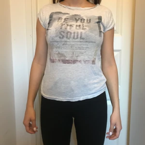 ME - Bekväm grå t-shirt med mycket fint tryck, storlek S🌸 Köparen står för frakten🌸