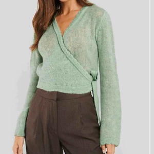  - En stickad jättesnygg tröja som använts endast gång! Säljer pga kommer tyvärr inte till användning! Köpt för 299+ frakt. Frakt ingår i priset jag säljer tröjan för