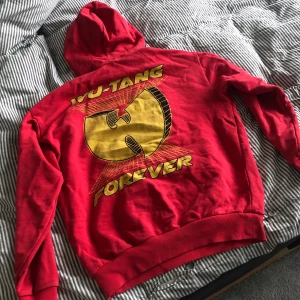 Asos Hoodie - fet hoodie från asos egna märke wu-tang clan tryck på ryggen storlek XS men i oversize så sitter som vanlig M